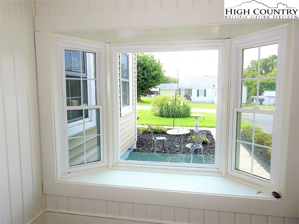 Image number 19 for the current listing