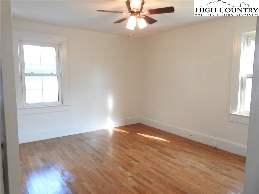 Image number 3 for the current listing