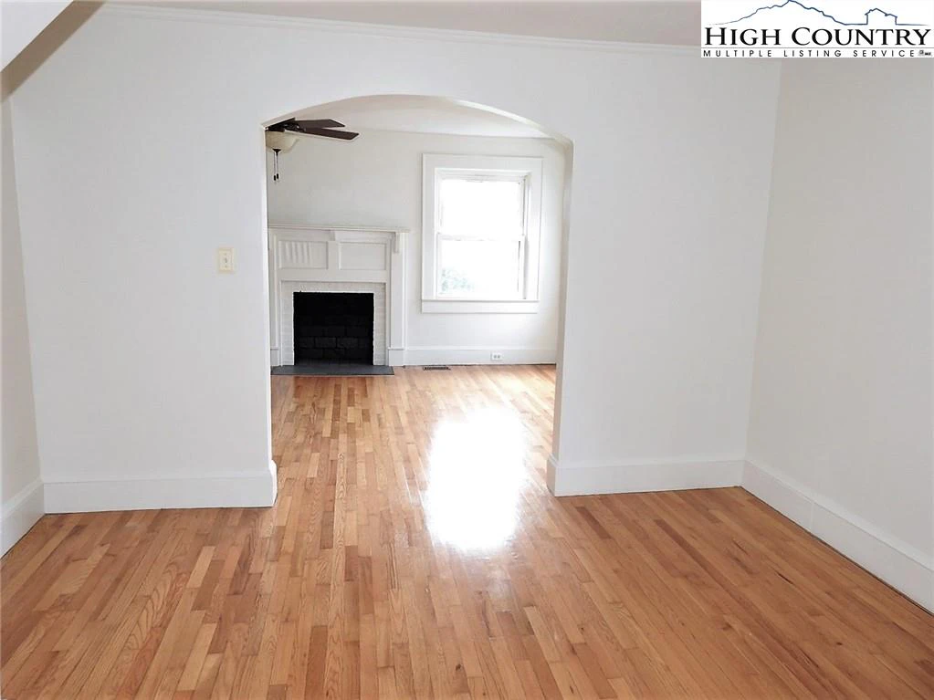 Image number 11 for the current listing