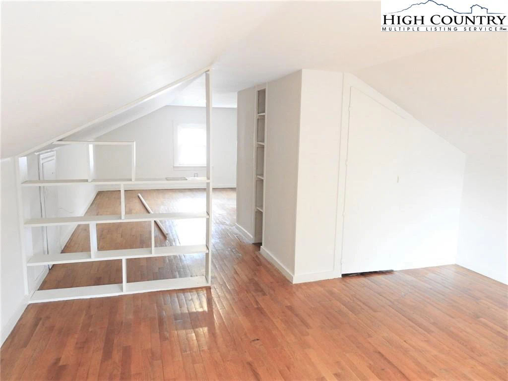 Image number 17 for the current listing