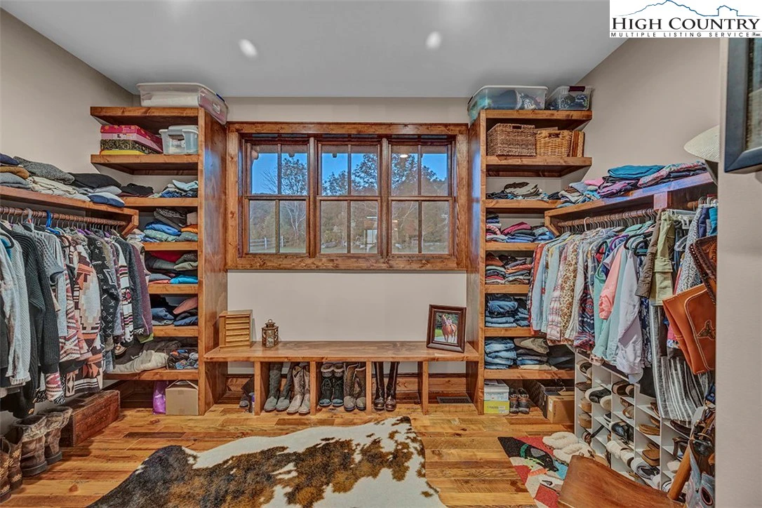 Image number 14 for the current listing