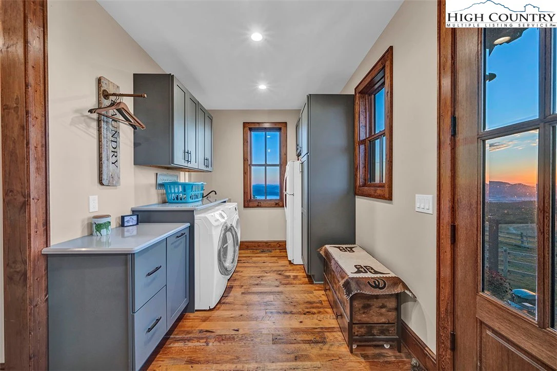 Image number 3 for the current listing