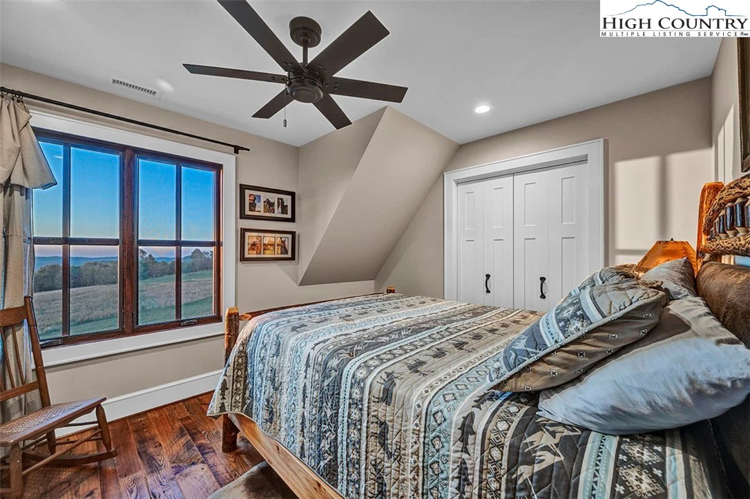 Image number 7 for the current listing