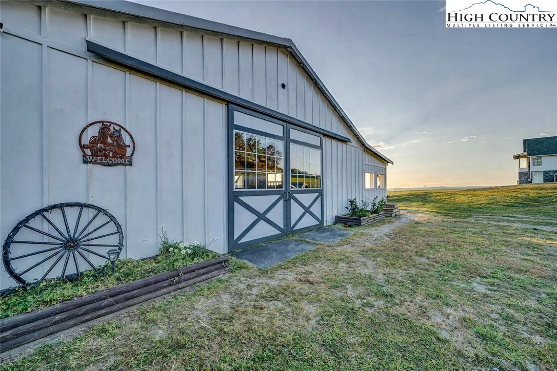 Image number 15 for the current listing