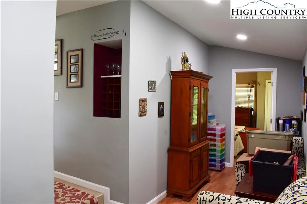 Image number 9 for the current listing