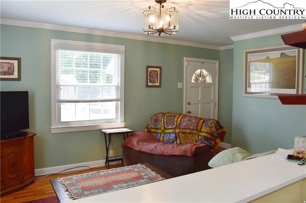 Image number 15 for the current listing