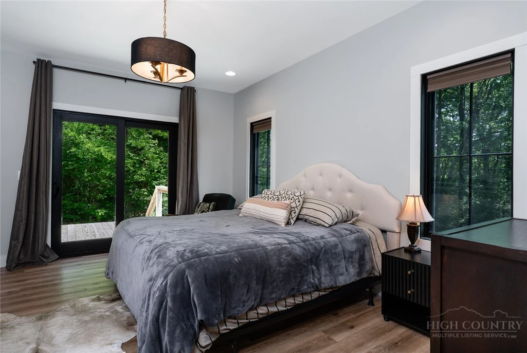 Image number 8 for the current listing