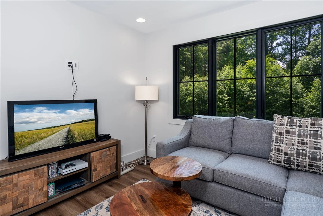 Image number 9 for the current listing