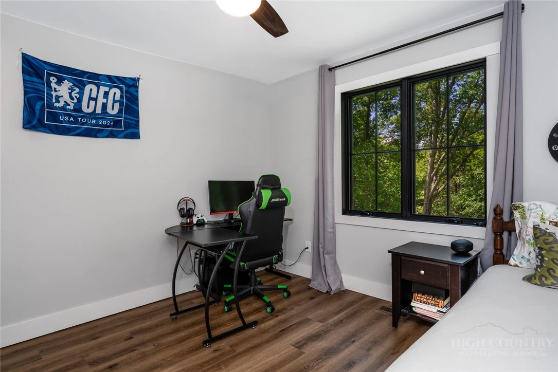 Image number 13 for the current listing