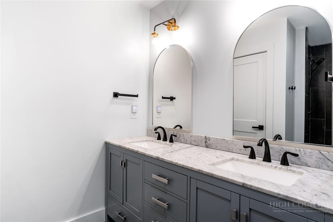 Image number 2 for the current listing
