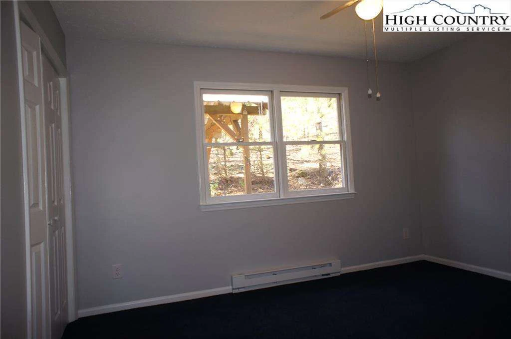 Image number 16 for the current listing