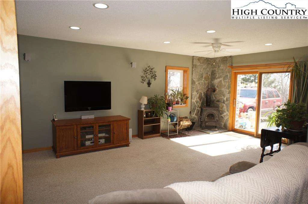 Image number 19 for the current listing
