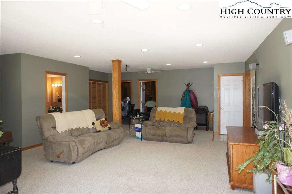 Image number 21 for the current listing