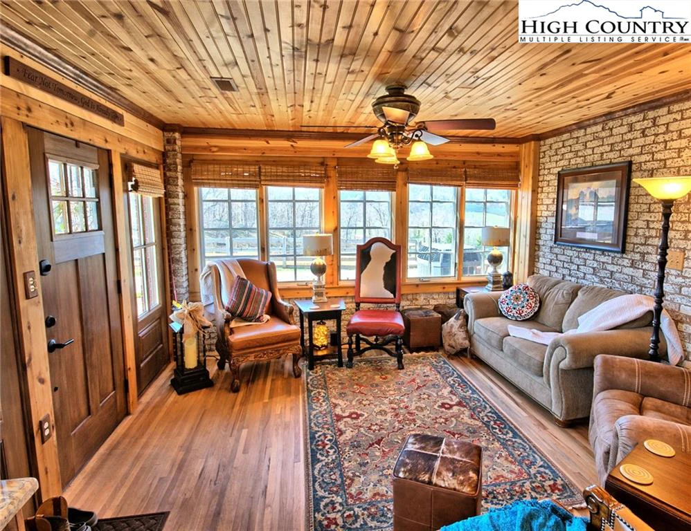 Image number 10 for the current listing
