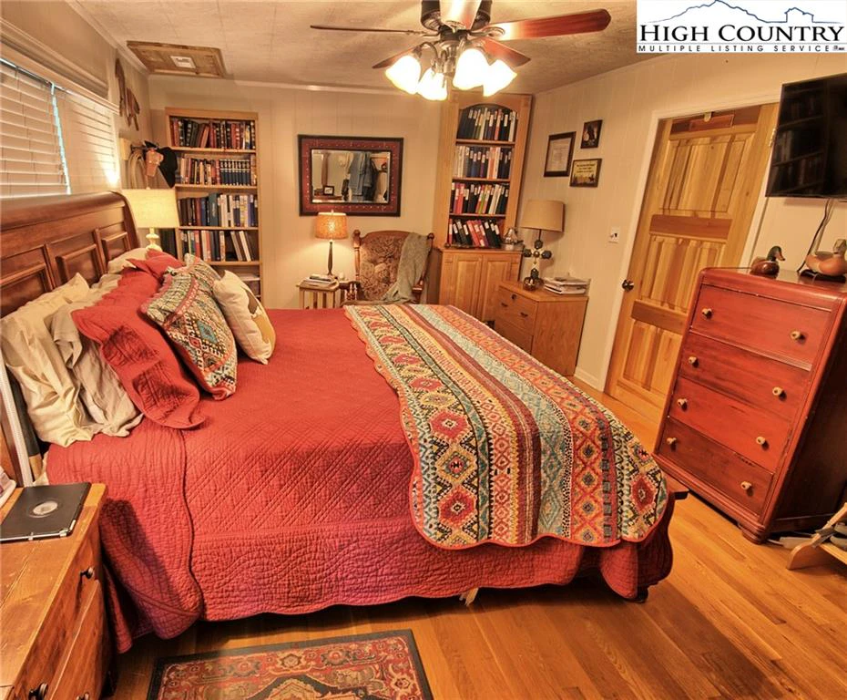 Image number 11 for the current listing