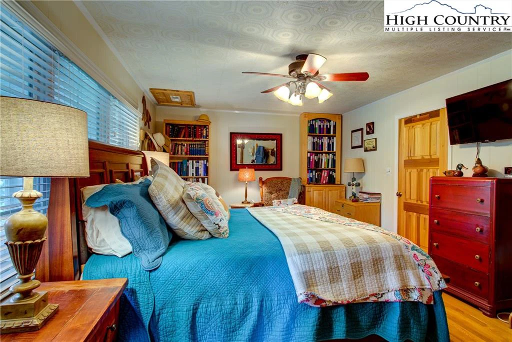 Image number 21 for the current listing