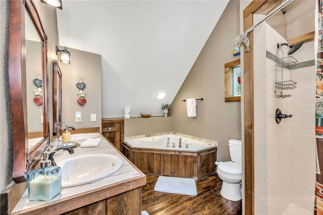 Image number 9 for the current listing