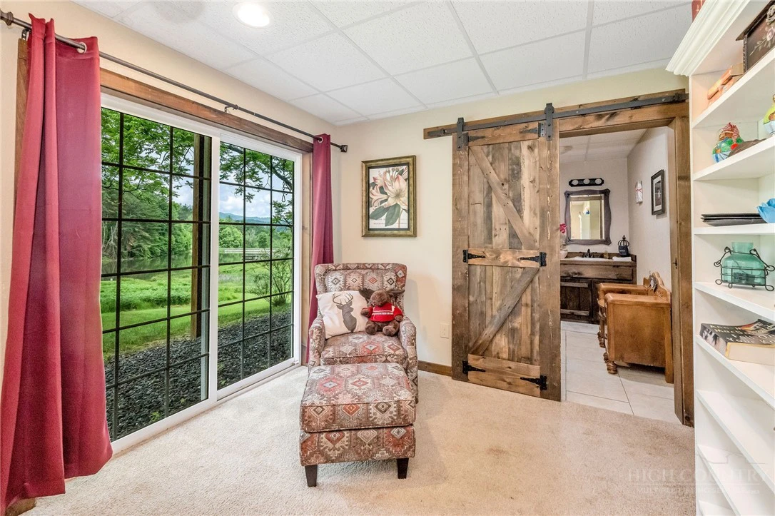Image number 19 for the current listing