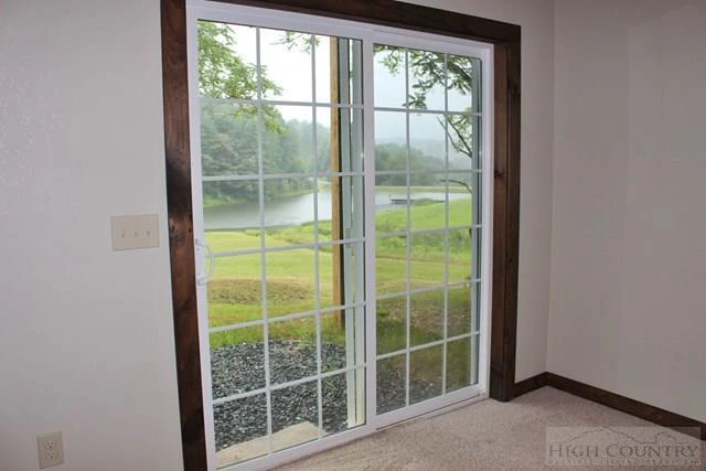 Image number 14 for the current listing