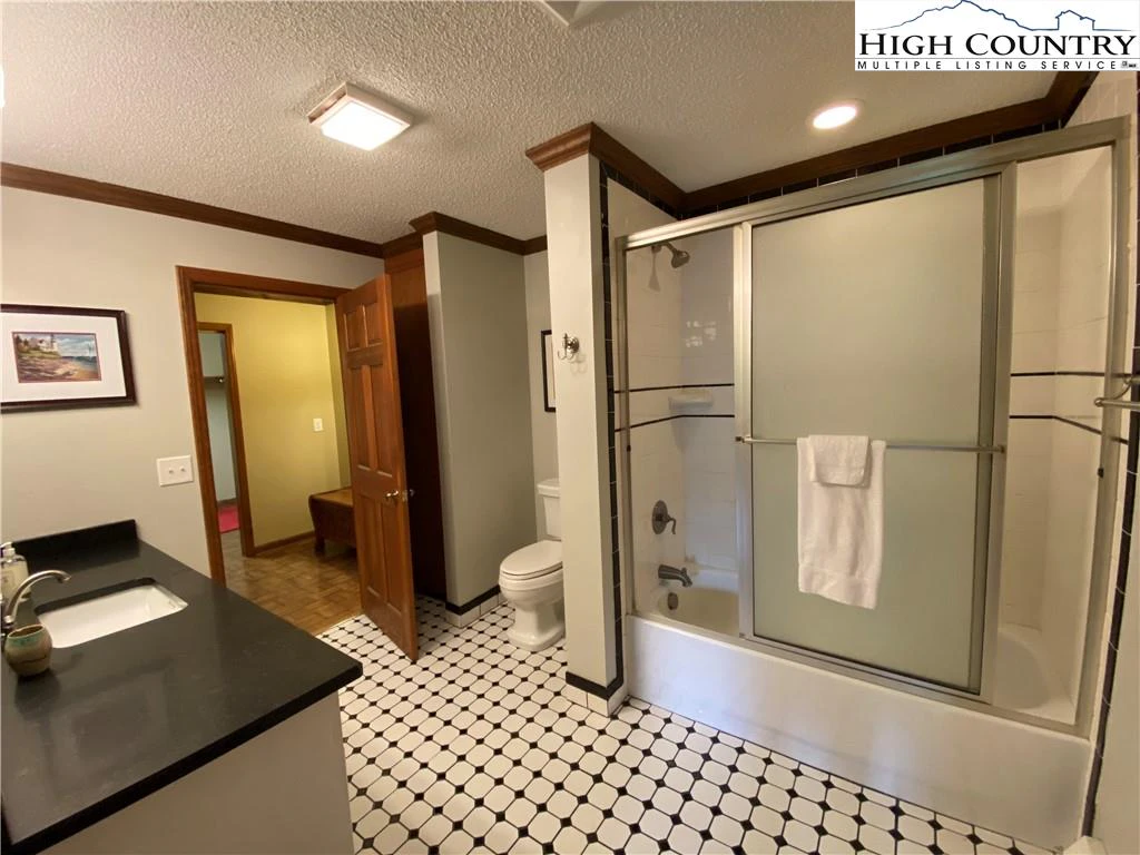 Image number 3 for the current listing