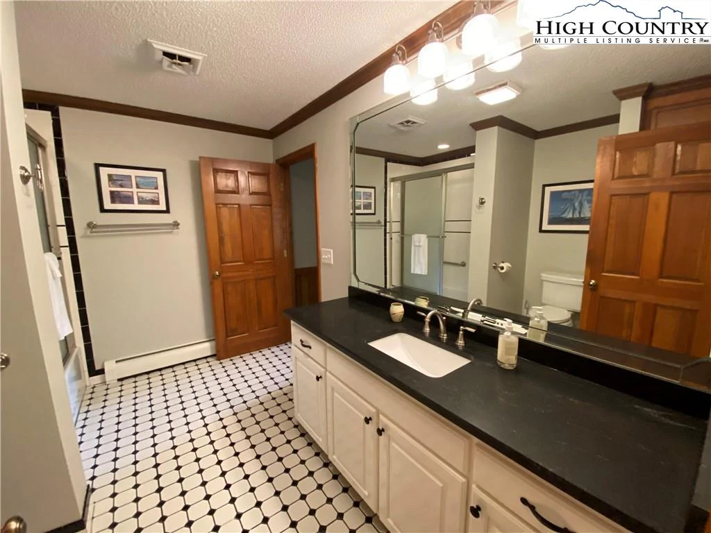 Image number 4 for the current listing