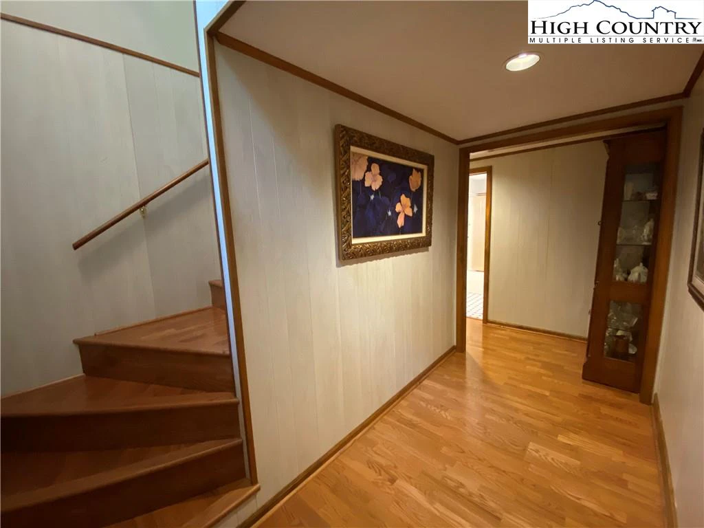 Image number 5 for the current listing