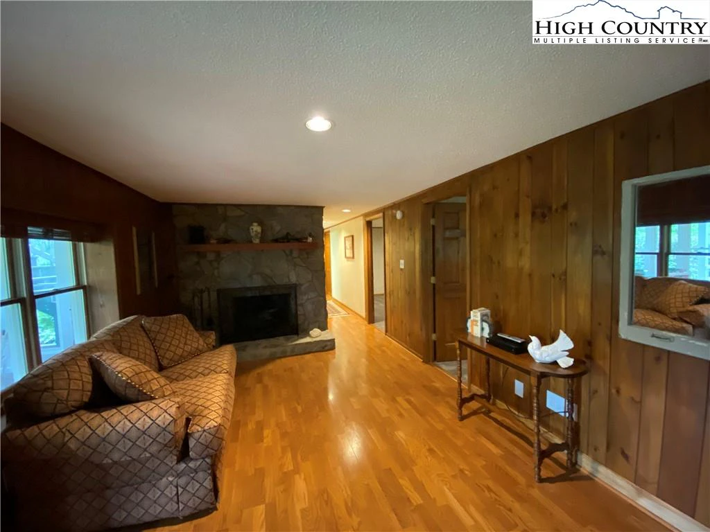 Image number 6 for the current listing