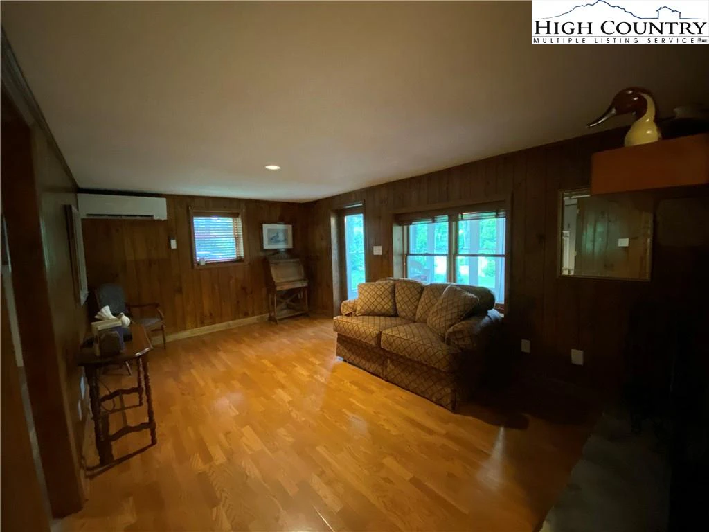 Image number 7 for the current listing