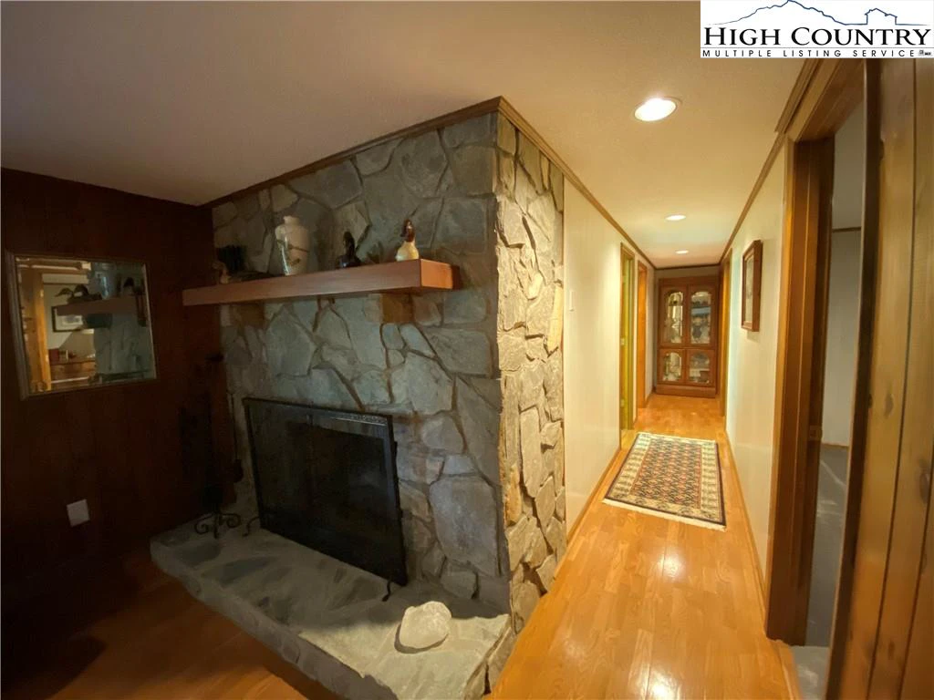 Image number 8 for the current listing