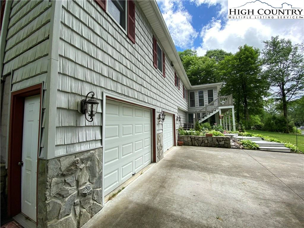 Image number 14 for the current listing