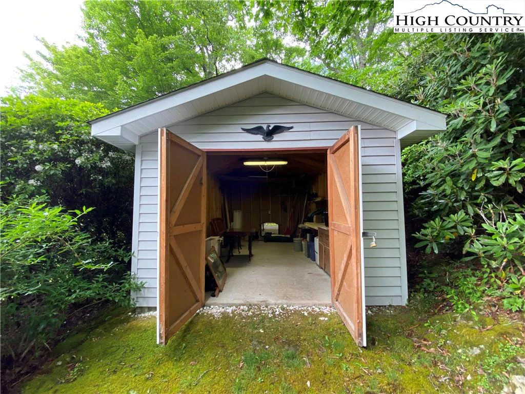 Image number 15 for the current listing