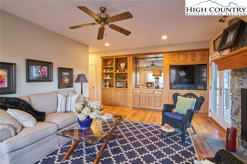 Image number 3 for the current listing