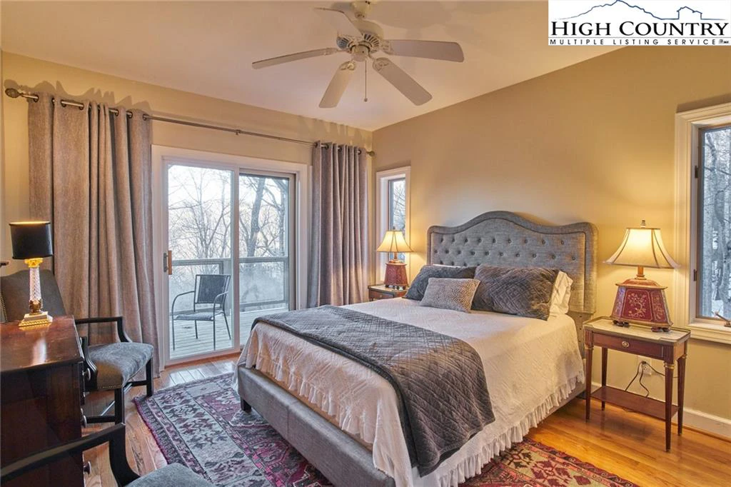 Image number 4 for the current listing