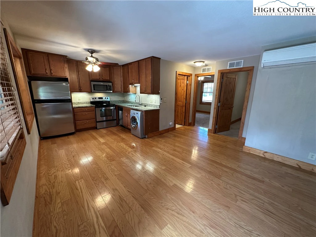 Image number 4 for the current listing
