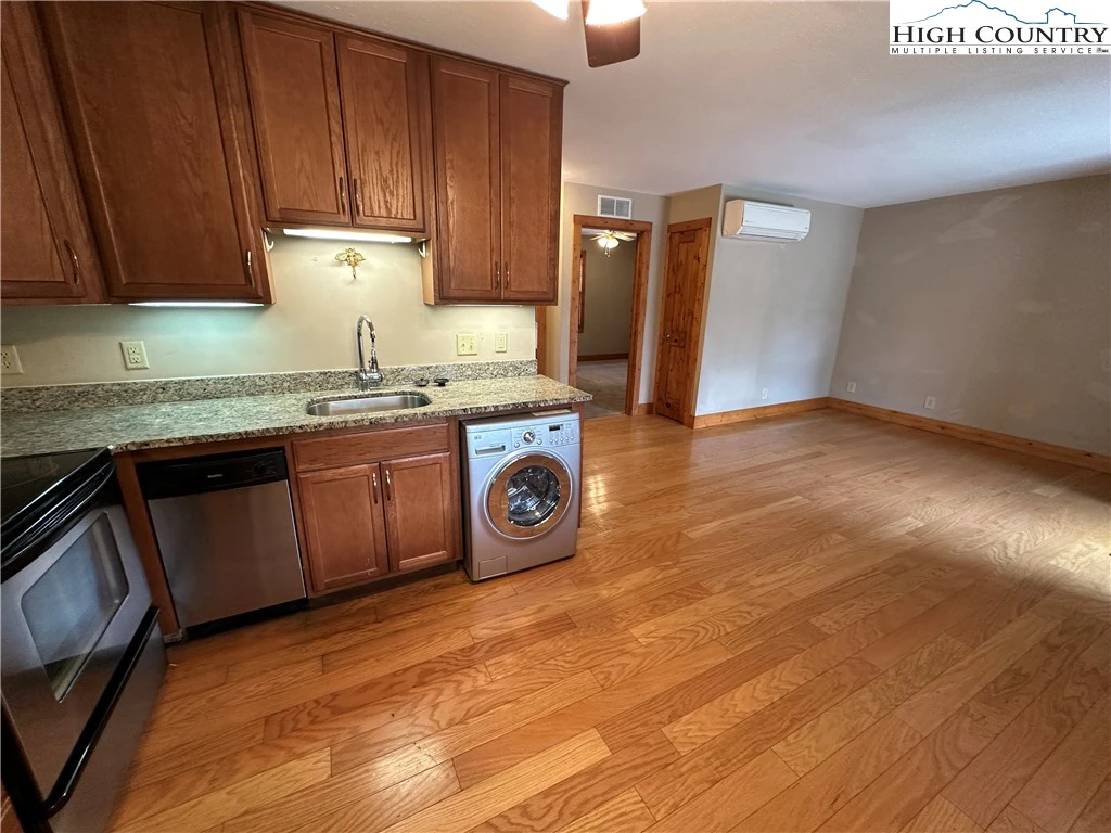 Image number 5 for the current listing