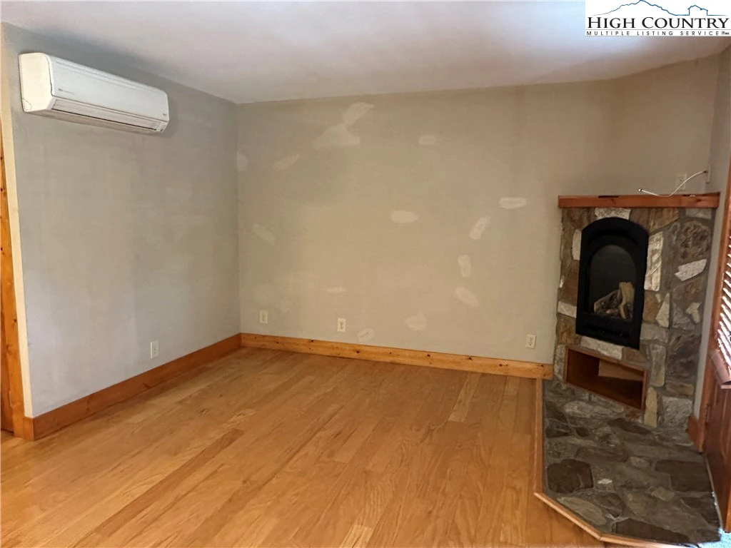 Image number 11 for the current listing