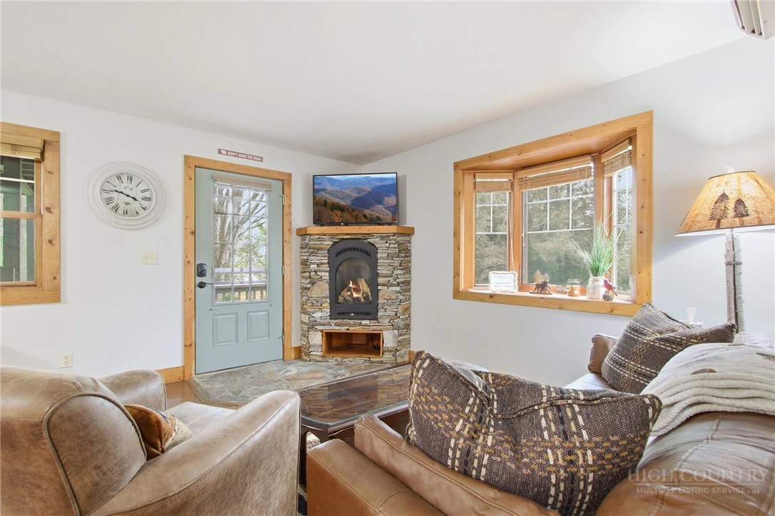 Image number 18 for the current listing