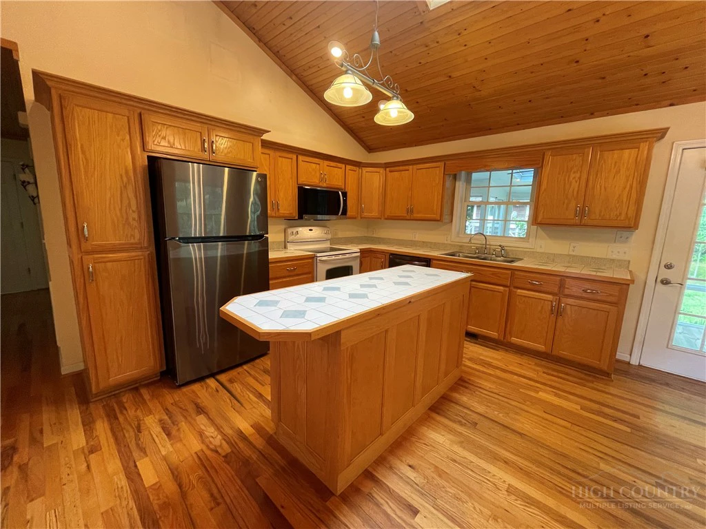 Image number 21 for the current listing
