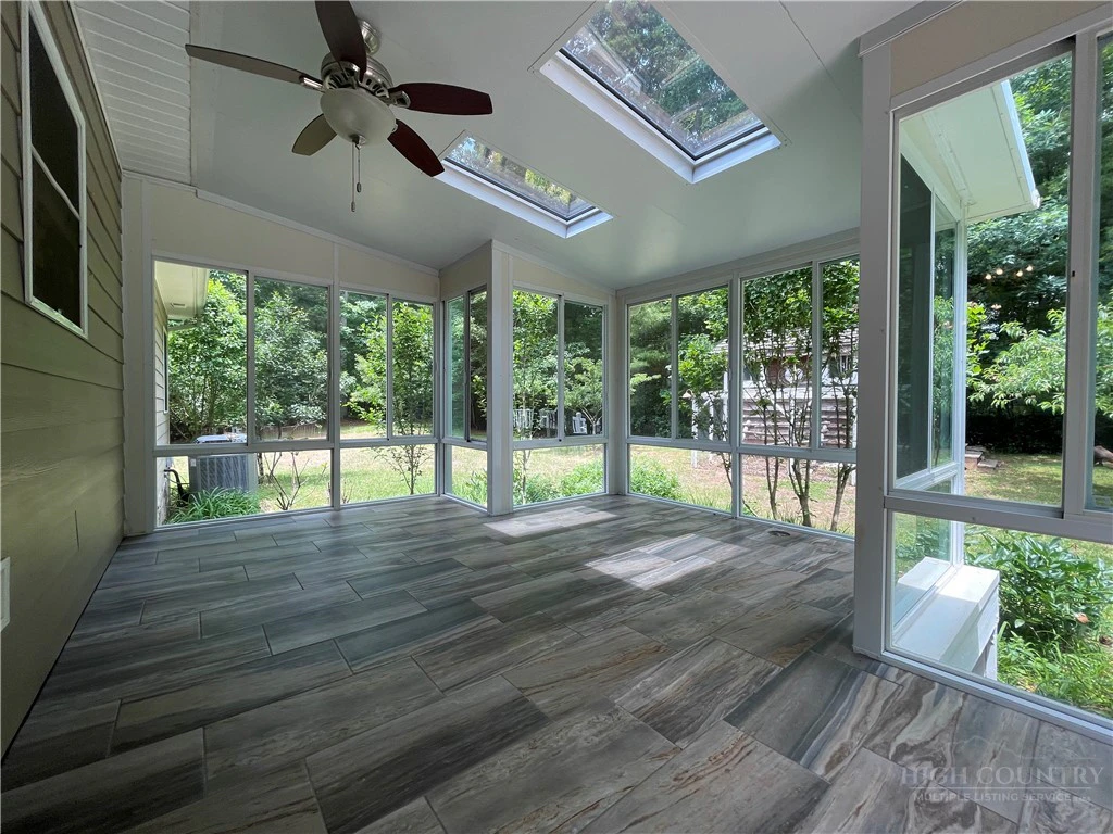 Image number 19 for the current listing