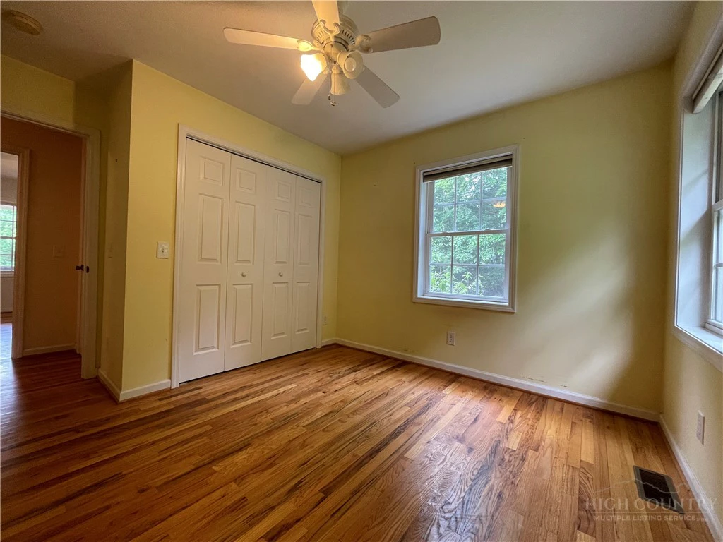 Image number 4 for the current listing