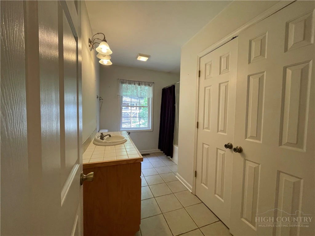 Image number 5 for the current listing