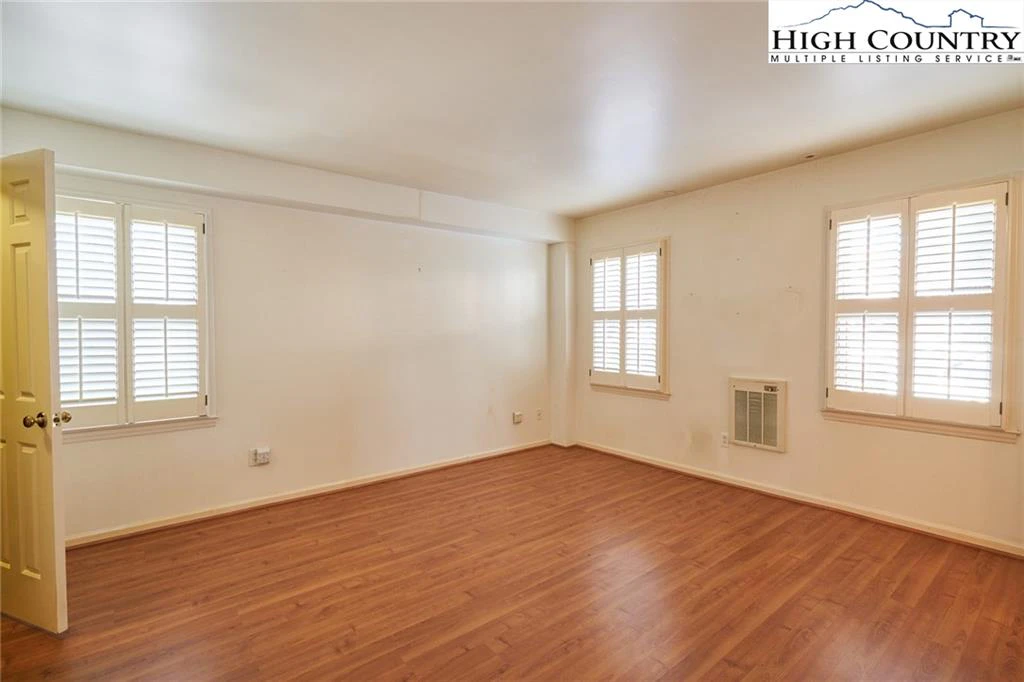 Image number 3 for the current listing