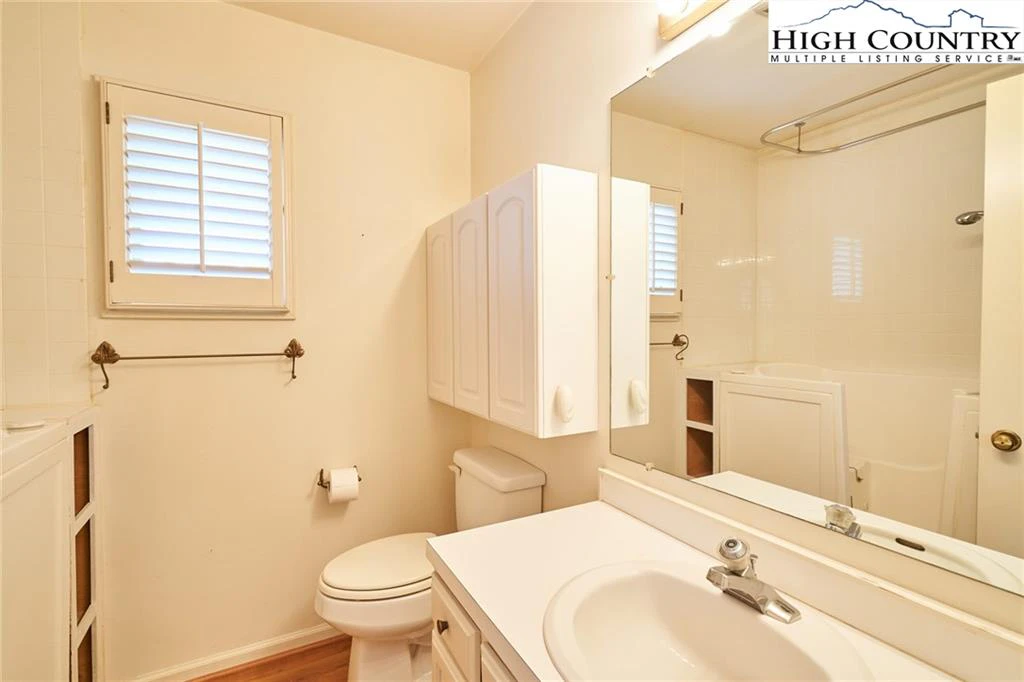 Image number 4 for the current listing