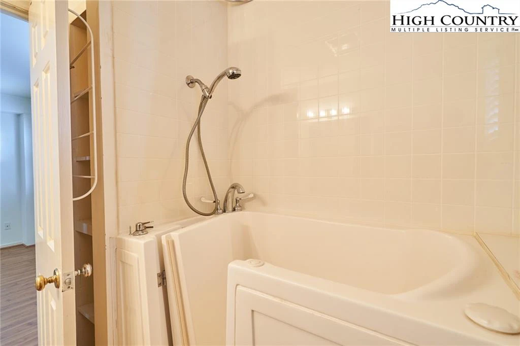 Image number 5 for the current listing