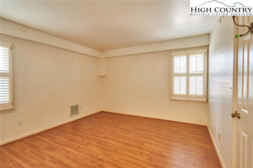 Image number 6 for the current listing