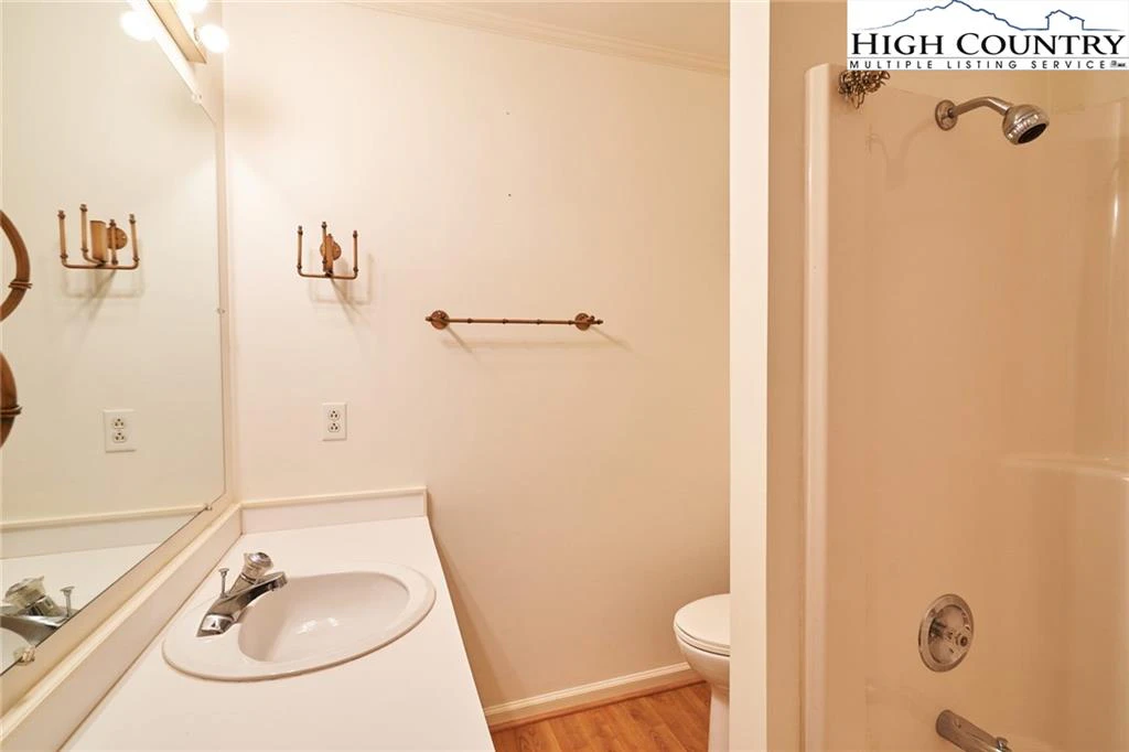 Image number 7 for the current listing