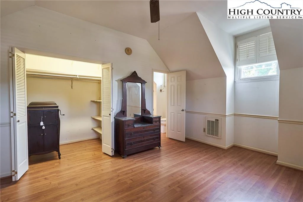 Image number 9 for the current listing