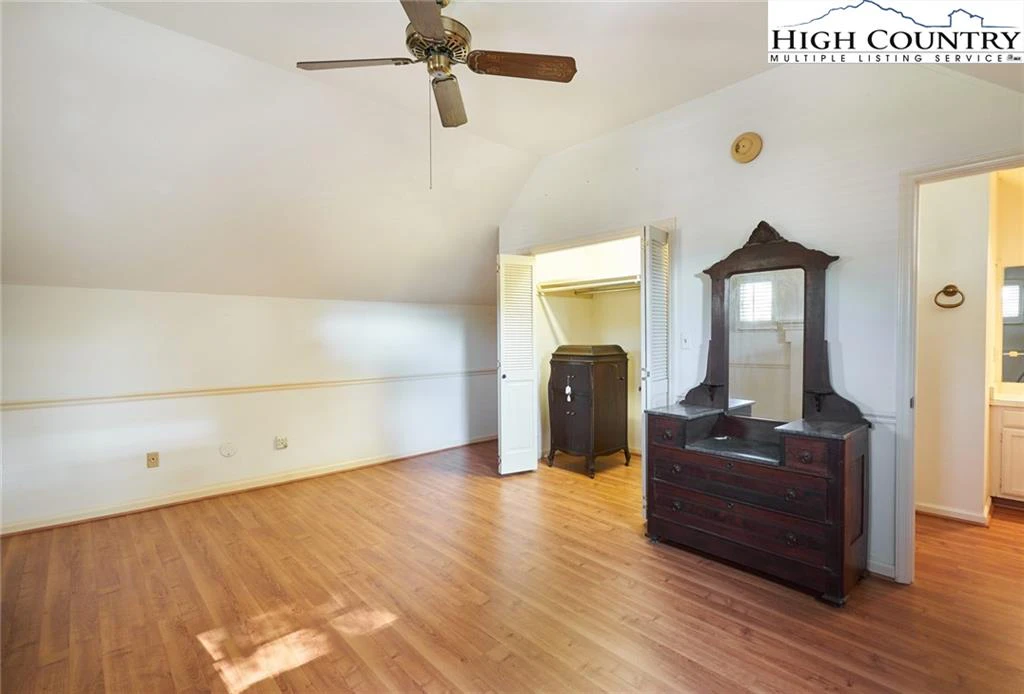 Image number 2 for the current listing