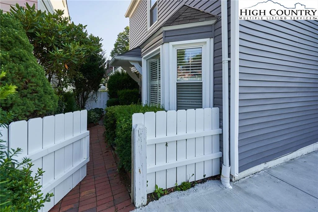 Image number 13 for the current listing