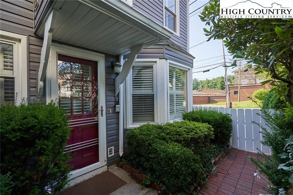 Image number 15 for the current listing